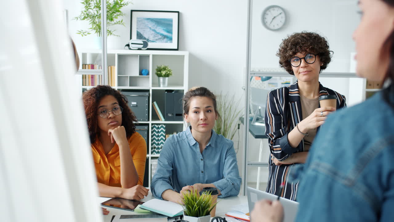 reunión de negocios en una oficina moderna