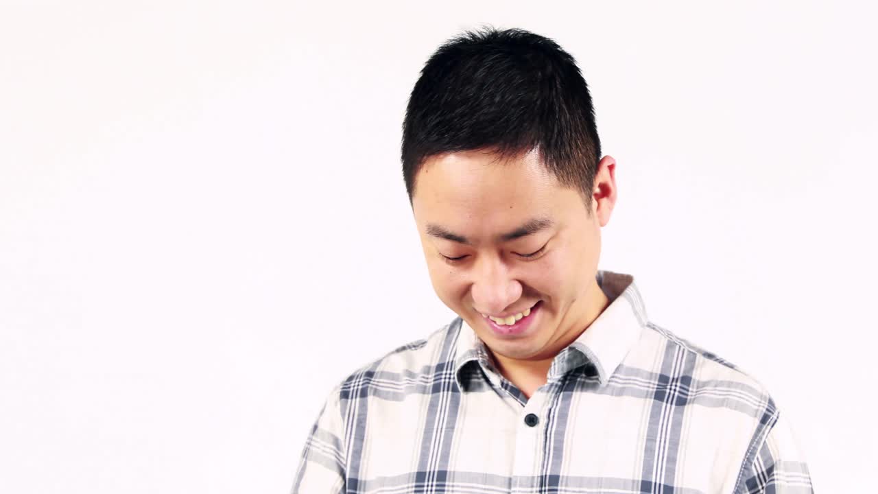 스마트폰을 사용하는 미소 짓는 남자