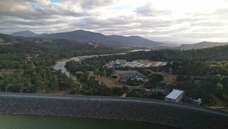 Sobre-El-Lago-Y-El-Muro-De-La-Presa-Y-Revelando-El-área-De-Obras-Y-El-Río-Goulburn-En-El-Lago-Eildon,-Victoria,-Australia