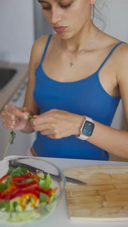 mujer preparando una ensalada en la cocina