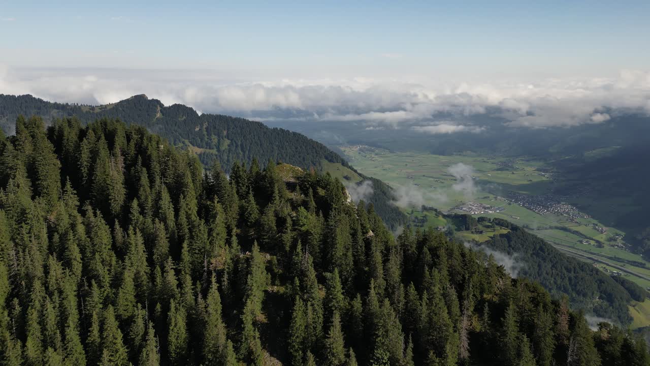 vista aérea de montañas místicas: capturando la belleza de los picos verdes y las nubes