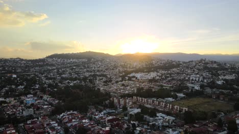 Fesselnde-Luftaufnahme-Der-Stadtlandschaft-Von-Naucalpan-Von-Der-Drohne-Bei-Sonnenuntergang