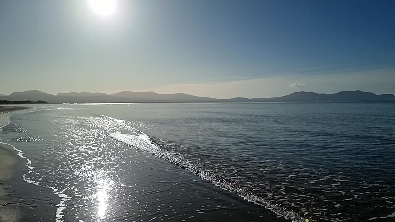 희미한 스노우도니아 산맥을 가로질러 이 ⁇ 한 반 ⁇ 이는 아일랜드 해양 풍경, dolly 오른쪽