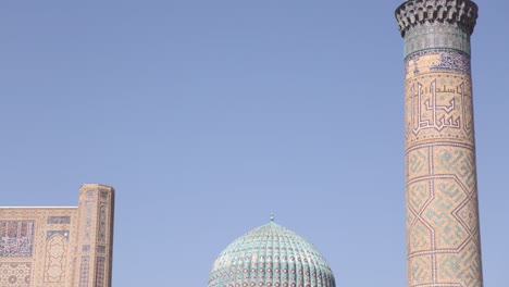 cúpula azul y minarete en samarcanda, uzbekistán a lo largo de la histórica ruta de la seda