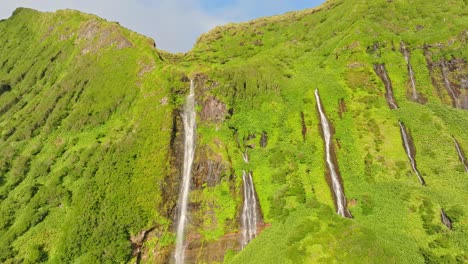 una vista de cerca de la cascada poço ribeira do ferreiro en las azores, tomada por un avión no tripulado