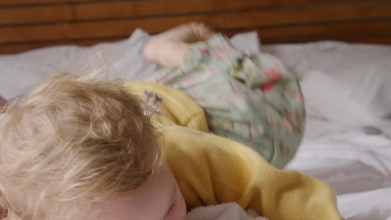 백인 가족이 집에서 침실에서 재미를 느끼고 있습니다.