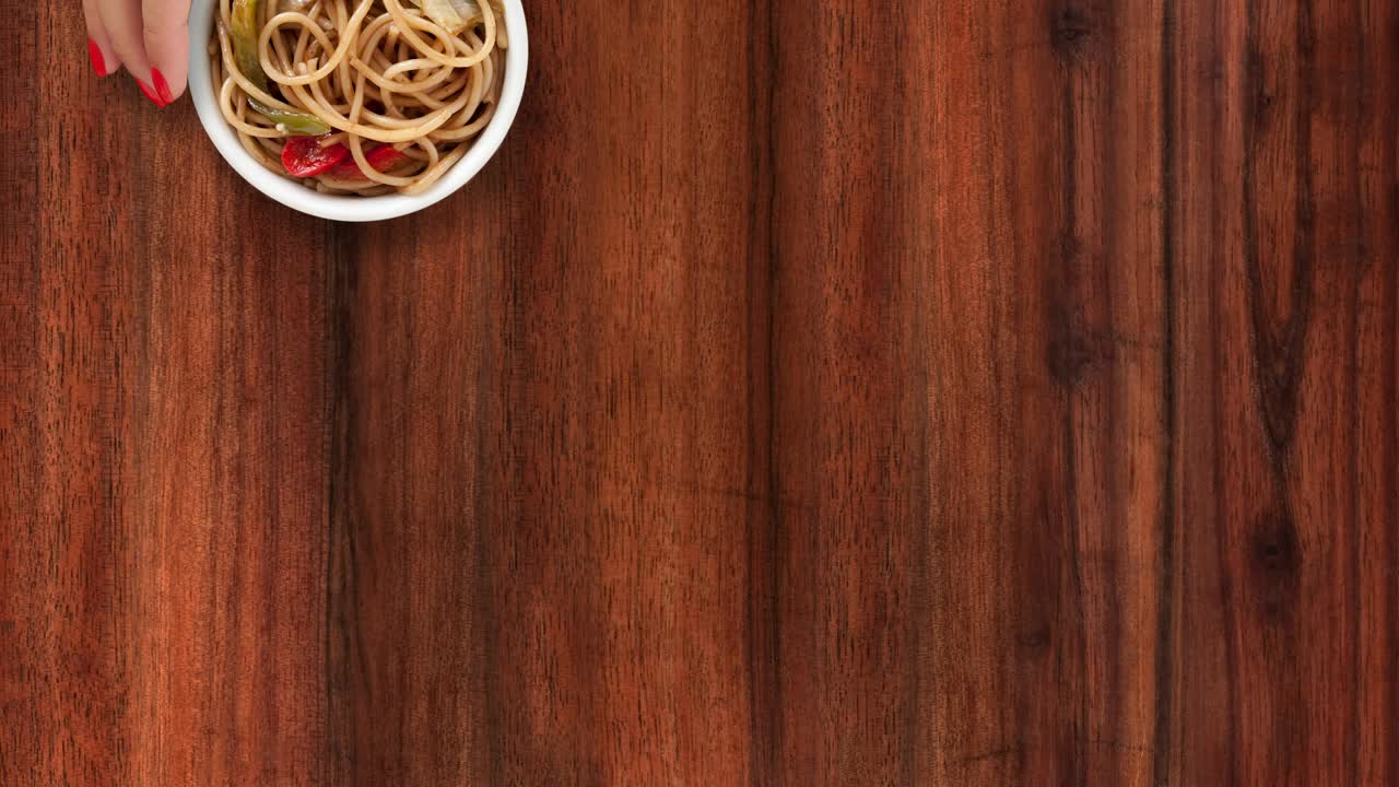 ofreciendo una comida de espagueti