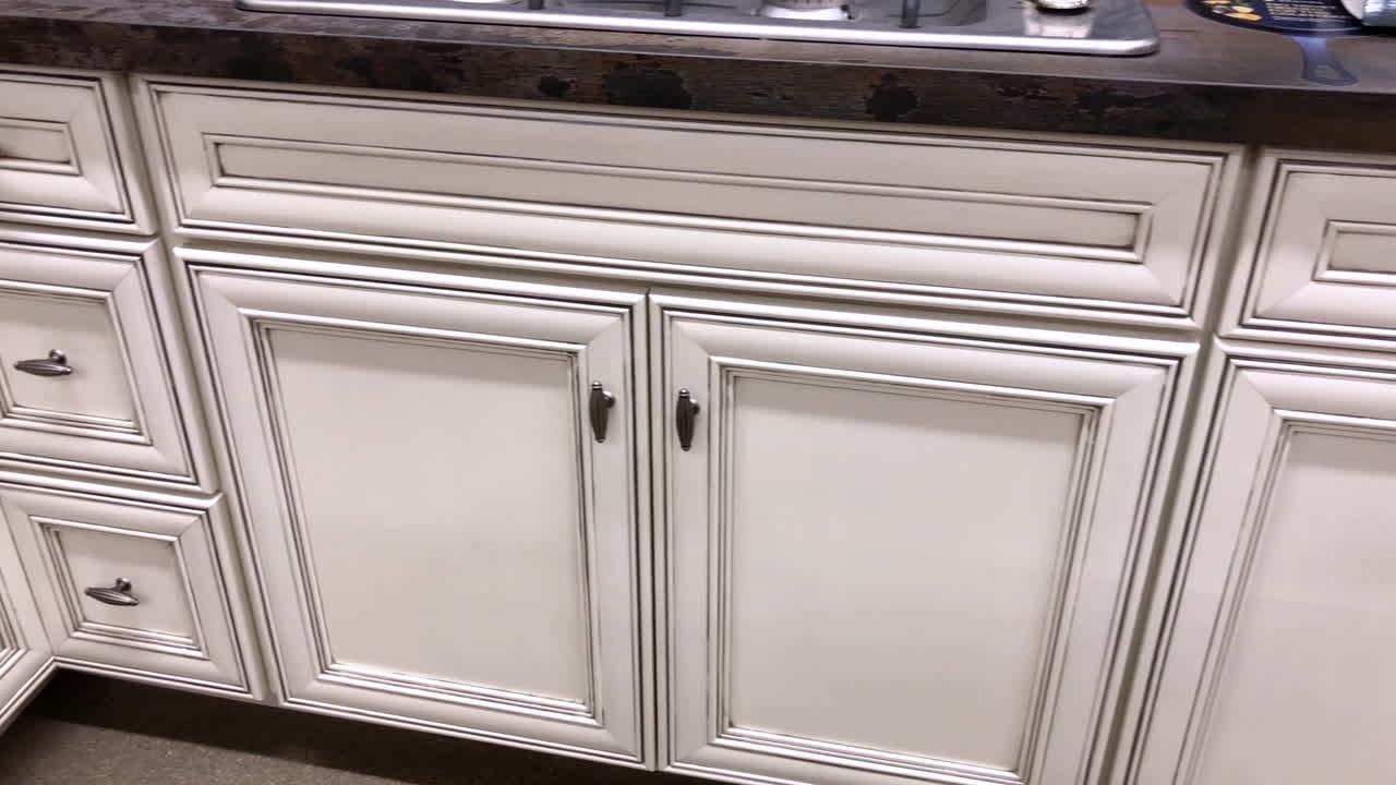 video b-roll de 4k en cámara lenta de un gabinete de cocina blanco hecho de madera
