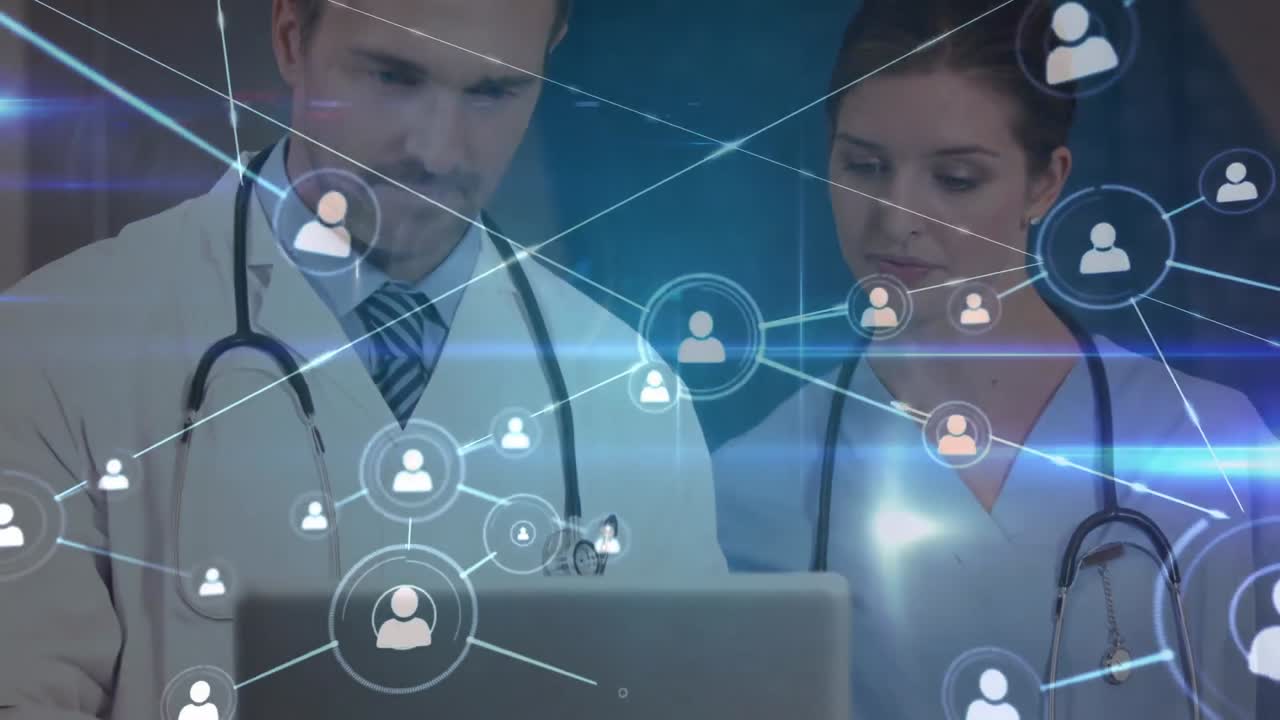 animación de iconos de perfiles conectados y destellos de lentes sobre médicos caucásicos discutiendo sobre una computadora portátil