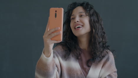 mujer en una llamada de video