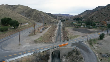 levantándose sobre vías de tren vacías en soledad, california