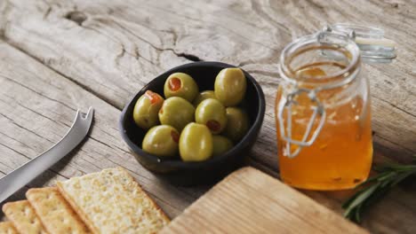 Galletas-Crujientes,-Cuchillo,-Aceitunas,-Mermelada,-Romero-Y-Nueces