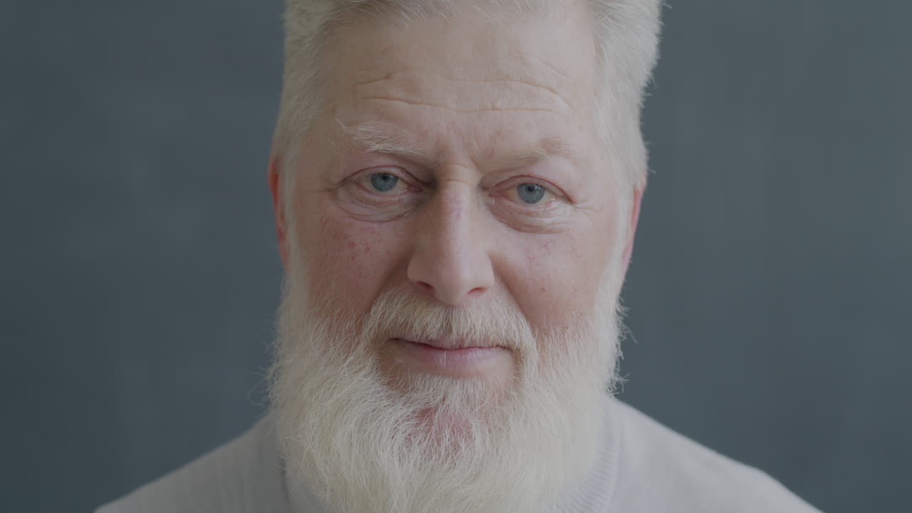 retrato de un anciano sonriente