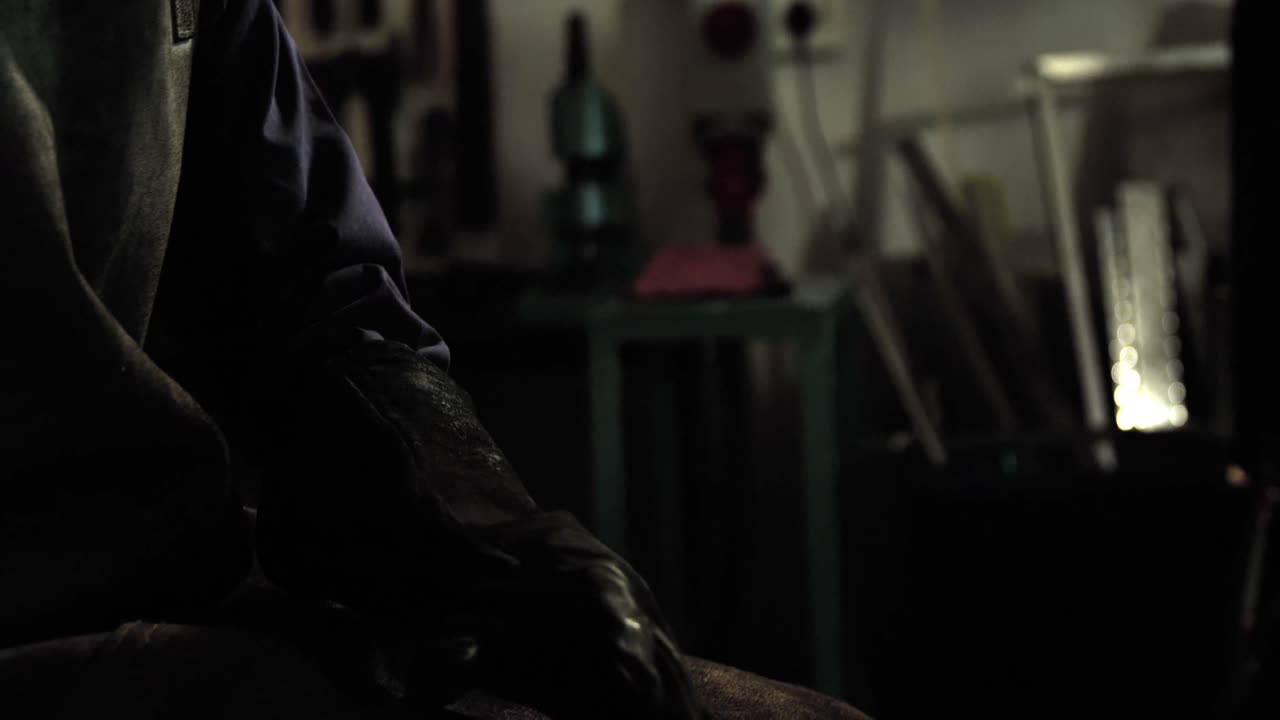 sección media de soldador que usa guantes