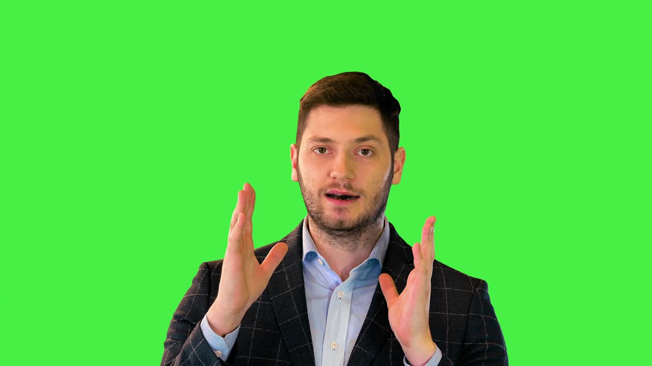 활발한 사업가가 성공의 새로운 전략을 제시합니다. 행복하고 미소 짓고 흥분한 진행자는 녹색 화면에서 계획을 설명합니다.