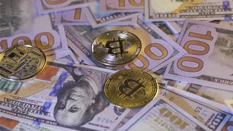 cambio de bitcoin por dólares. criptomoneda de bitcoin y billetes de dólares estadounidenses.