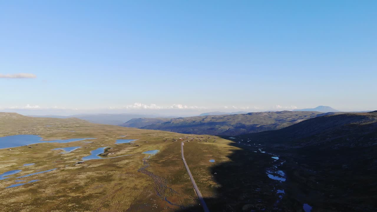 carretera de montaña y cabañas de montaña en el sur de noruega