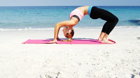 Fitte-Frau-Macht-Dehnübungen-Am-Strand