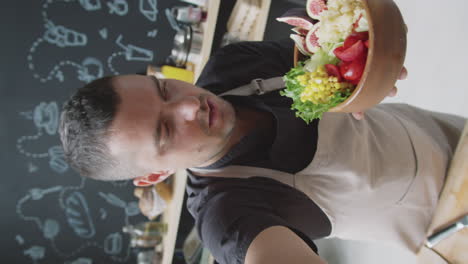 selfies de chef con una deliciosa ensalada saludable