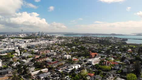 Toma-Aérea-Inclinada-Hacia-Arriba-De-Auckland