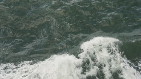movimiento lento de las olas del mar en velero, vista de arriba hacia abajo
