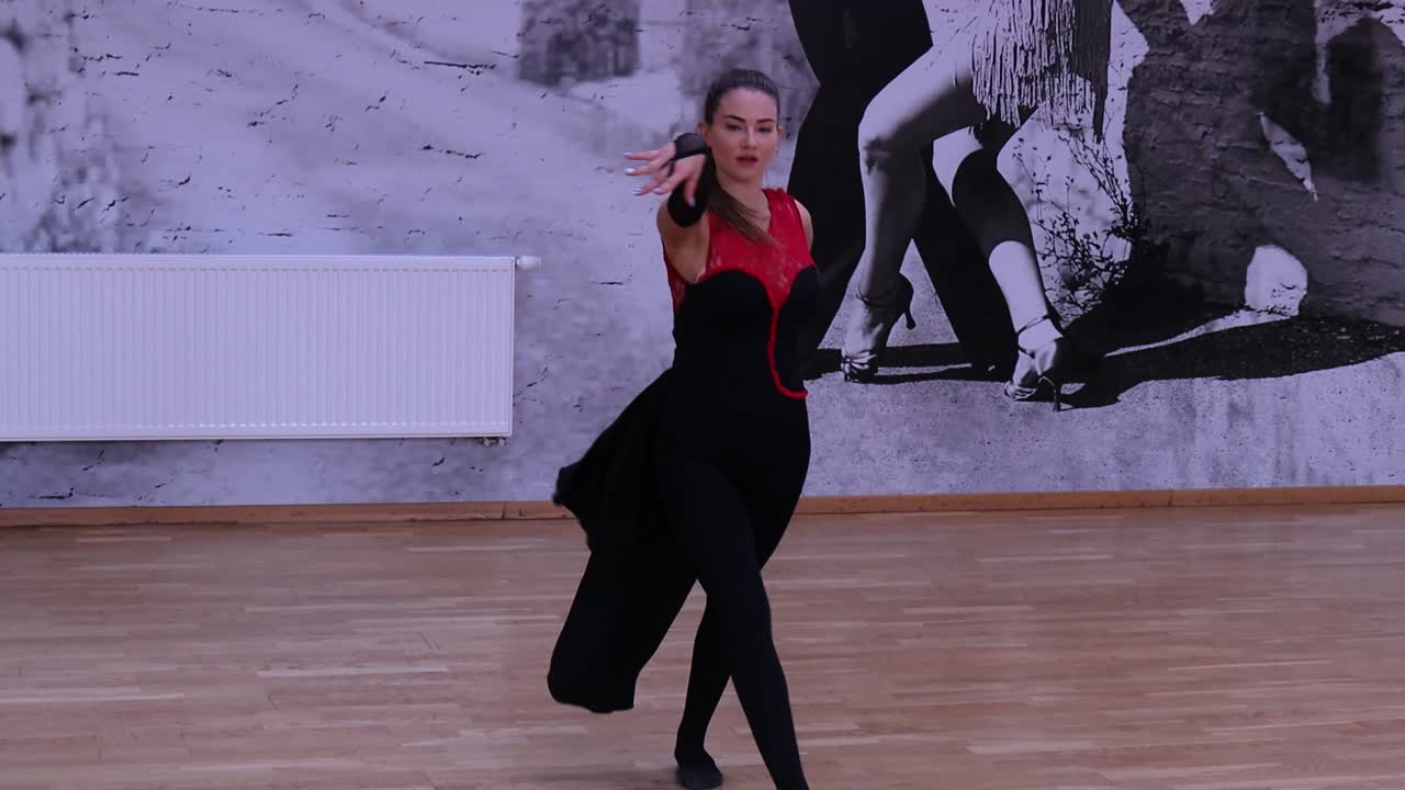 professionel og lidenskabelig kvindelig danser danser på dansegulvet