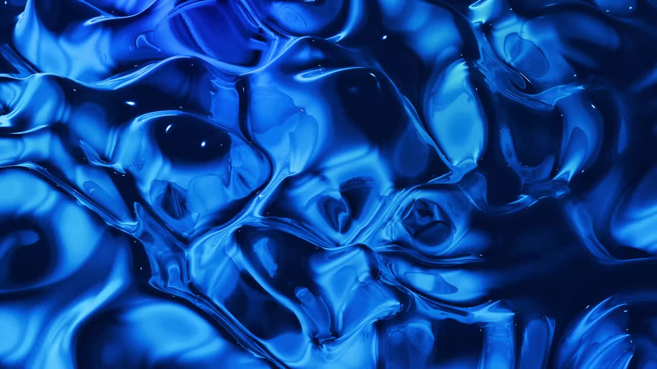 Fondo líquido abstracto en bucle con patrón ondulado brillante sobre superficie lustrosa. Fluido azul viscoso como superficie de papel de aluminio o vidrio brillante. Hermoso fondo festivo creativo. Fondo brillante y sencillo