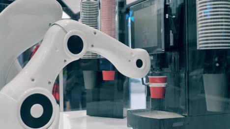el droide está usando una máquina especial para hacer café. robot futurista, concepto tecnológico innovador.