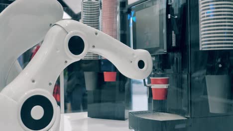 der droide benutzt eine spezielle maschine, um kaffee zu machen. futuristischer roboter, innovatives technologiekonzept.