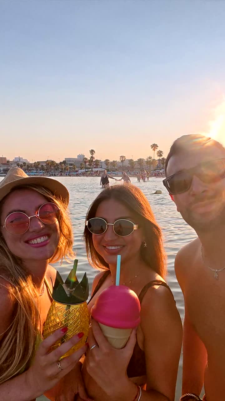 Grupo de amigos aproveitando as férias de verão na praia