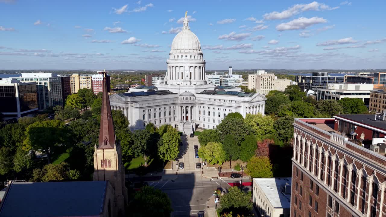 Toma aérea en movimiento hacia el capitolio estatal en Madison, Wisconsin