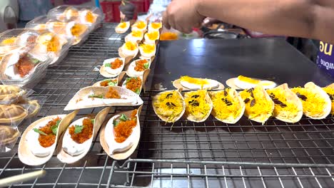 el vendedor prepara panqueques tradicionales tailandeses crujientes