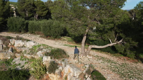 homem caminhando na natureza perto de cassis no sul da frança