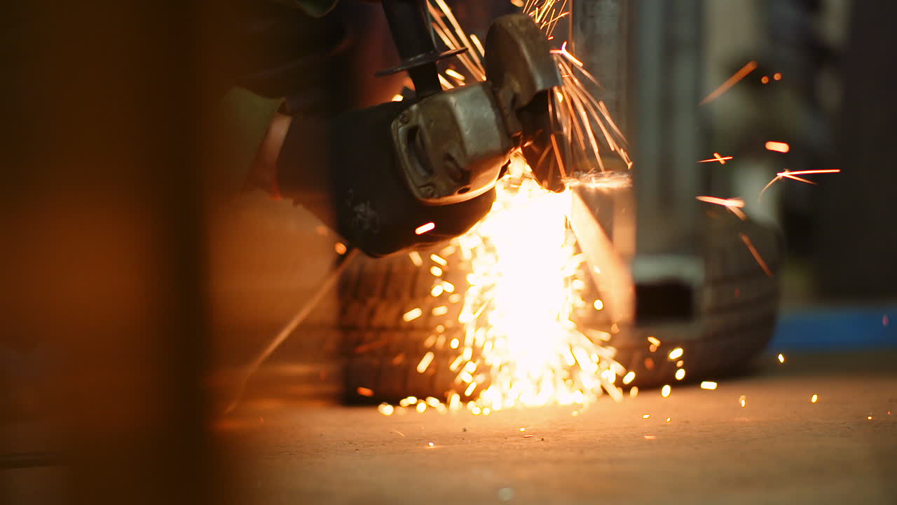 앵글 그라인더로 금속을 연마하는 산업 노동자 9