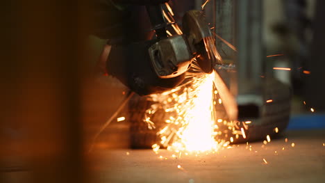 Trabajador-De-La-Industria-Rectificado-De-Metales-Con-Amoladora-Angular-9