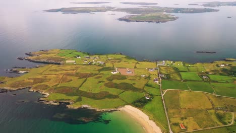 vista aérea descendente en 4k de hebra de plata plateada y sherkin costa norte en la isla de sherkin, suroeste de corcho, irlanda