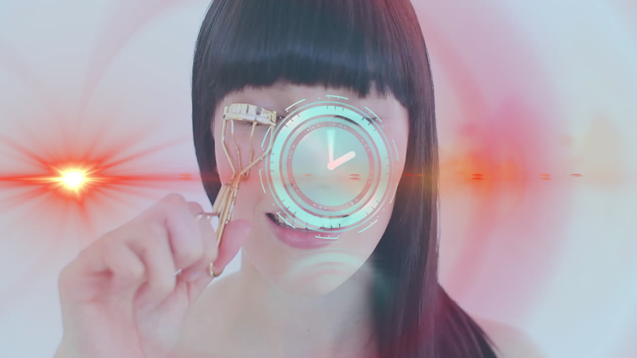 웃는 백인 여성 위에 움직이는 시계의 애니메이션