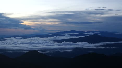 Amanecer-Sobre-Las-Nubes-En-Las-Montañas
