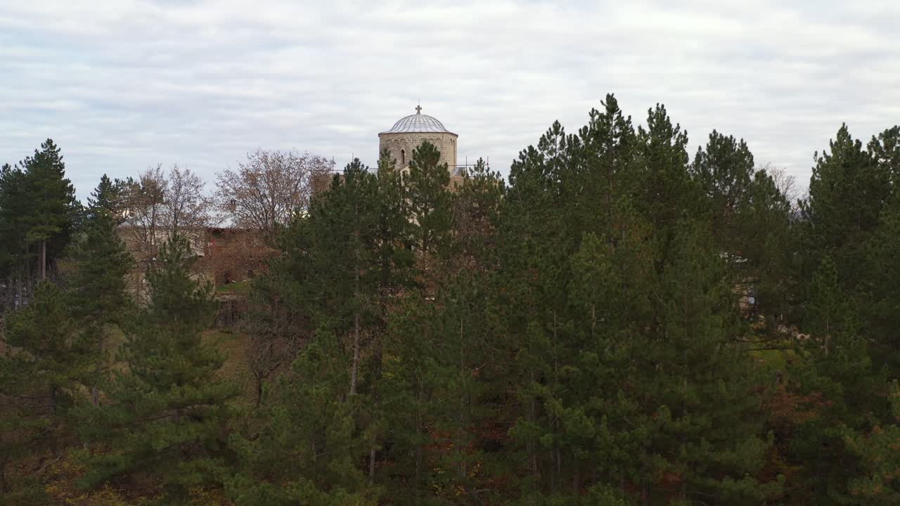 старый сербский монастырь đurđevi stupovi на вершине горы, нови пазар, съемка с воздуха