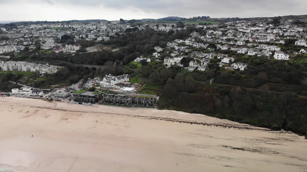 toma aérea hacia atrás de la ciudad y la playa de carbis bay