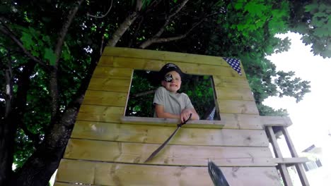niño con disfraz de pirata jugando con la espada 4k
