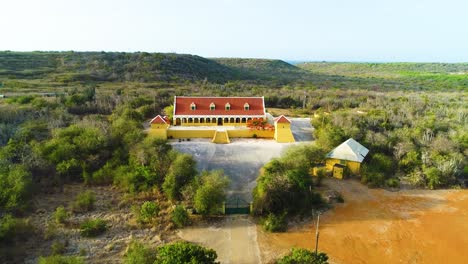 Dolly-Aéreo-A-Casa-De-Campo-Lettersgat-Casa-De-Campo-De-Curazao-Con-Vistas-A-Terrenos-De-Plantación