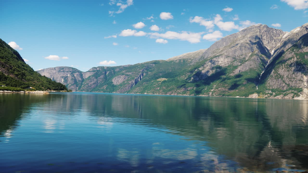 노르웨이의 아름다운 피요르드 산은 트라의 창에서 물의 전망에 반영됩니다