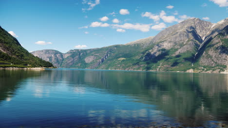 Un-Hermoso-Fiordo-En-Noruega-Las-Montañas-Se-Reflejan-En-La-Vista-Del-Agua-Desde-La-Ventana-Del-Tra