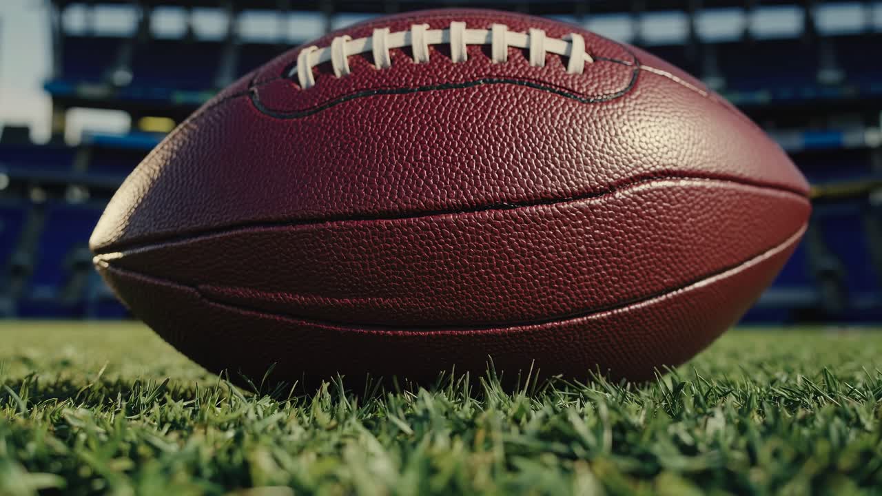 Primo piano, inquadratura dal basso di un pallone da calcio su un campo illuminato dal sole, che cattura la texture e i dettagli, perfetto