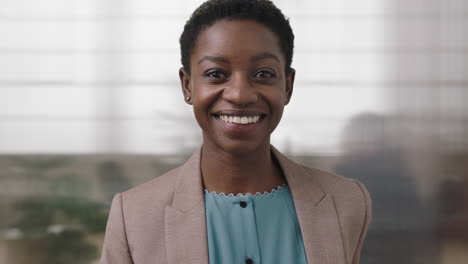 Retrato-De-Una-Mujer-De-Negocios-Afroamericana-Profesional-Sonriendo-Feliz-Disfrutando-De-Un-Estilo-De-Vida-Exitoso-En-El-Fondo-Del-Espacio-De-Trabajo-De-Oficina