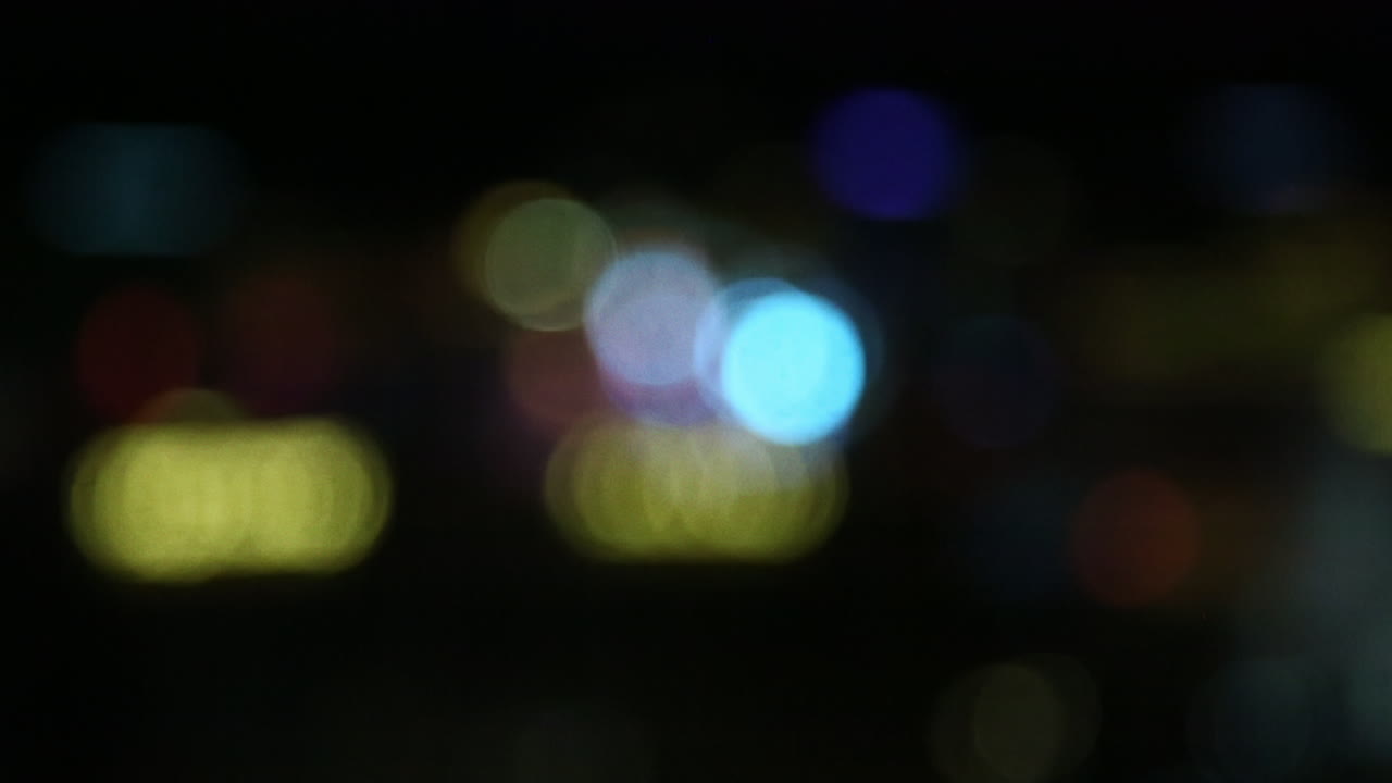 Un'inquadratura fissa di luci colorate lampeggianti e scintillanti della città a Las Vegas.