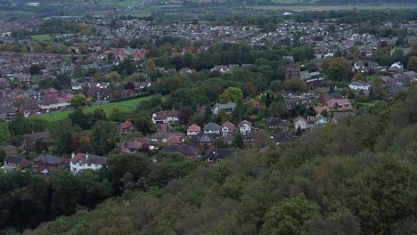 vista aérea por encima de halton norte de inglaterra campo costero ciudad estate espacio verde casas suburbanas tiro ascendente