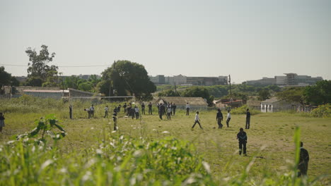 escuela rural jugando en sus campos deportivos en un caluroso día de verano en sudáfrica