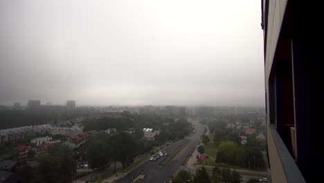 Toma-De-Establecimiento-De-La-Ciudad-Cubierta-De-Niebla